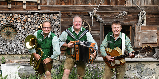 Bergfex spielt auf einer Alpen Harmonika vom Musikhaus Gollob